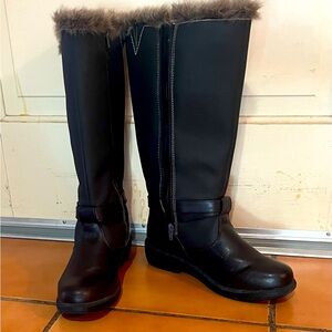 Like new! Water resistant, Sherpa lined Weatherproof. Rubber cushioned sole.